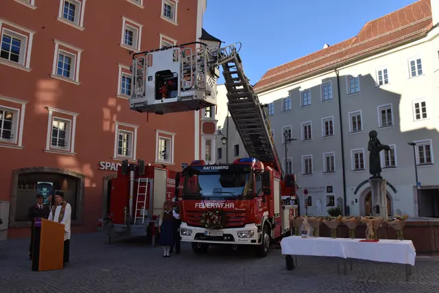 Mit einem feierlichen Festakt wurden die neuen Einsatzmittel offiziell ihrer Bestimmung übergeben. | Foto: Zoom.Tirol
