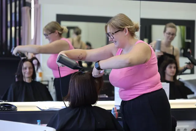 Lara Altenhofer mit Kundin im Salon "Hairstyle la Lara" in Kopfing. 