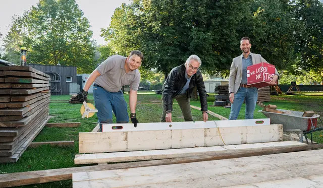 Bis zur Eröffnung am 12. November wird wieder der rund 330 Meter lange Rundkurs entstehen. Derzeit laufen bereits die Aufbauarbeiten. Im Bild: v.l.n.r.: Benjamin Gehringer (Betriebsleiter Stv.), Bgm.-Stv. Christoph Brandstätter , Roland Oberhauser (Amtsleiter Städtische Betriebe) | Foto: Stadt Salzburg/Alexander Killer