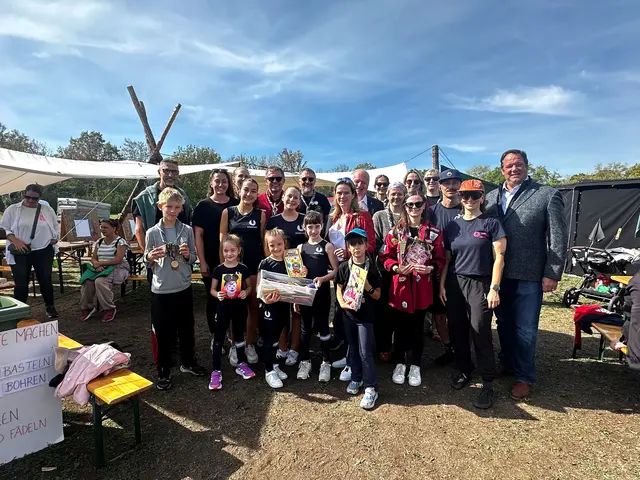 Gruppenfoto bei einer Pfadfinder-Bastelstation mit Vizebürgermeisterin Michaela Haidvogel, Gemeinderat Andreas Dechant, Gemeinderat Peter Schinner, Gemeinderat Markus Waldner sowie Vertretern der Sportunion Südstadt, der Pfadfinder Südstadt sowie der BikeSchneiderei. | Foto: Marktgemeinde Maria Enzersdorf