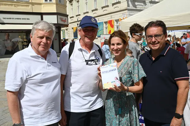 Kiwanis Spielefest 2026: Bürgermeisterin Carmen Jeitler-Cincelli mit Franz Ernstbrunner (Kiwanis Club Baden Präsident) (2.v.l.), Gerhard Dornhofer (Kiwanis Club Baden Schatzmeister)(1.v.l.)und GR Herbert Dopplinger (r.). | Foto: 2026psb/sap