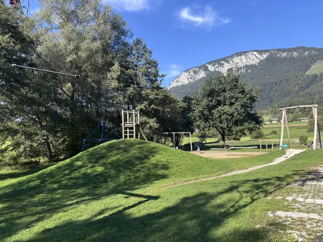 Söll will den Spielplatz im Ortsteil Wies erweitern und packt dabei mit Bürgern erstmals selbst an.  | Foto: Barbara Fluckinger