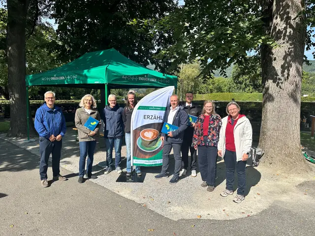 Ein Vernetzungstreffen am Zentralfriedhof Leoben widmete sich der Frage, wie ein Friedhof als Ort der Begegnung und des Auflebens dienen kann. Die Erfahrungswerte des Projekts „Endlich.leben. Im Bild: Michael Rogner, Monika Brottrager-Jury, Otto Feldbaumer, Sandra Maxa, GF Mario Stranimaier, Kevin Derler, Sarah Wack, Elisabeth Sommerauer (v. l.)Leoben,  Mag. Otto Feldbaumer, Sandra Maxa, Mag. MSc Michael Rogner | Foto: Diözese Graz-Seckau