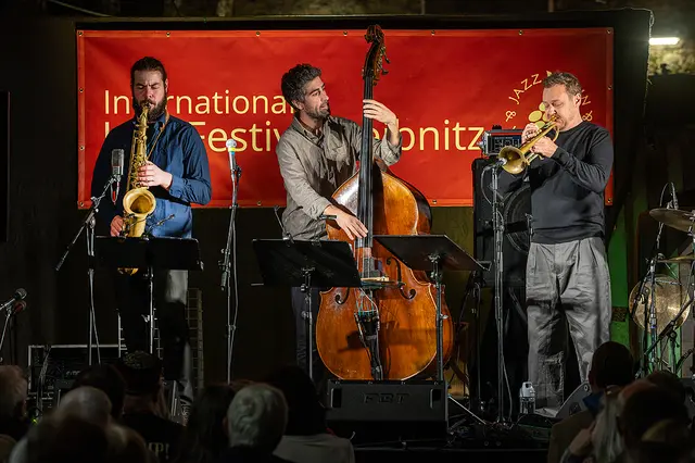 Eröffnete das Jazzfestival 2026 in Leibnitz: das österreichische Trio "Haezz"  | Foto: Peter Purgar