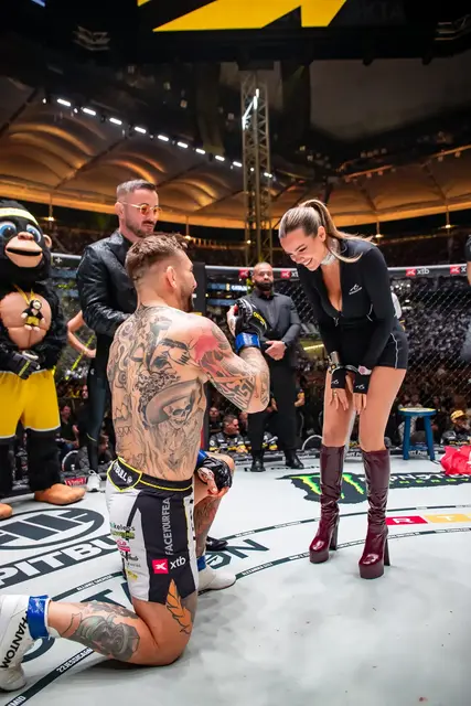 Ein Bild, dass Dominic Schober und seine Verlobte wohl nie vergessen werden. | Foto: Oktagon MMA