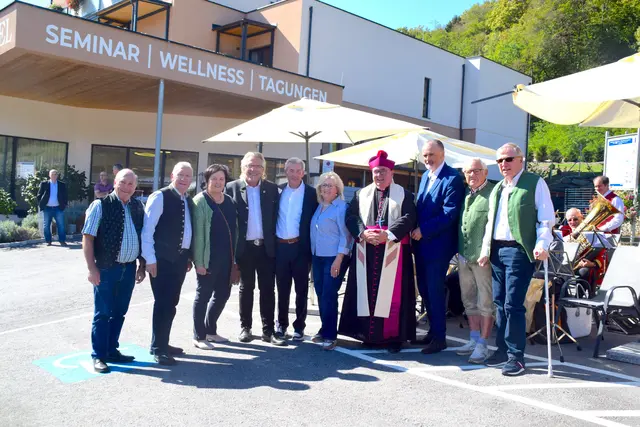  Landeshauptmann Hans Peter Doskozil (3.v.r.), Pfarrer Franz Brei (4.v.r.) und Hotelier Josef Puchas (6.v.r.) mit Mitgliedern der Behinderten-Selbsthilfe-Gruppe Hartberg Fürstenfeld und Ensemble-Mitgliedern der Musikgruppe „Die Stoakogler“. | Foto: Elisabeth Kloiber/MeinBezirk