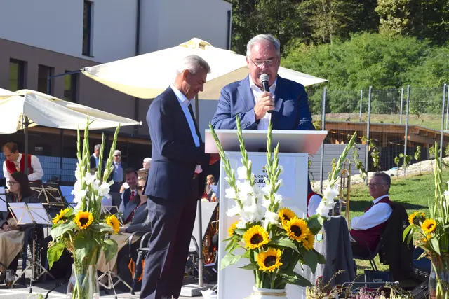 Bürgermeister Werner Kemetter bei seiner Ansprache.  | Foto: Elisabeth Kloiber/MeinBezirk