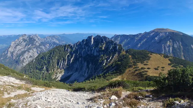 .....Rundweg vom Braunedelkogel.
Bergab geht`s auch sehr steil. Hier der Blick zum Scharfen(mittig), dahinter das Gamsfeld.