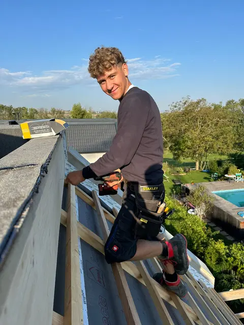 Michael Wagner (18) aus Eggerding, Lehrling zur Zimmerertechnik bei Weisshaidinger: „Die Lehre ist cool, weil die Arbeit immer abwechslungsreich ist, es gute Aufstiegsmöglichkeiten gibt und man mit dem natürlichen Baustoff Holz arbeitet.“ | Foto: Weisshaidinger Holzbau