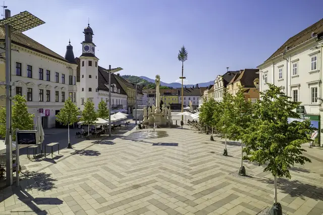 Mit dem restaurierten Gitter kehrt ein gestalterisches Element auf den Hauptplatz zurück, das das Erscheinungsbild des Bauwerks über lange Zeit geprägt hat. | Foto: Armin Russold
