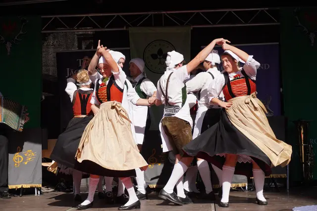 Musikalische Unterhaltung und traditionelle Tänze werden auf der Bühne geboten. | Foto: AMG