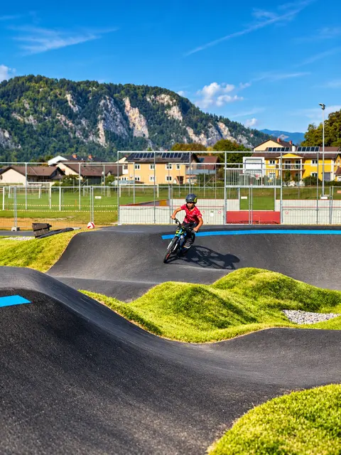 Bereits voll im Betrieb ist der neue Pumptrack in der Gemeinde Peggau. | Foto: RMSZR