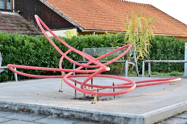 Brunnenskulptur "Rose" von Robert Kabas vor der Mittelschule in Seitenstetten | Foto: Hans-Peter Kriener
