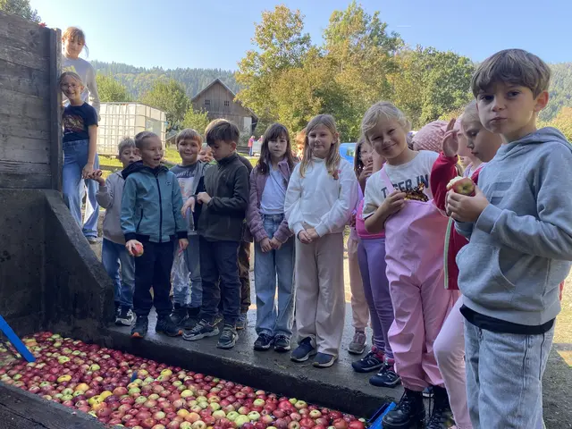 Lehrausgang für die Radweger Volksschüler zur Obstpress. Vor dem Pressen werden die Äpfel gewaschen. | Foto: Volksschule Radeweg