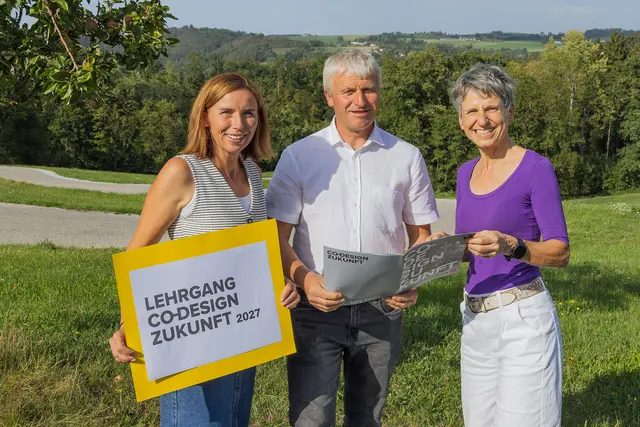 Von der Idee zur Wirkung: Lehrgangsleiterin Christa Winklehner (RMOÖ) mit Manfred Pointner und Sylvia Öhlinger (r.) – die beiden waren beim ersten „Co-Design Zukunft“-Lehrgang im Mühlviertel mit dabei. | Foto: T. Kaltenberger