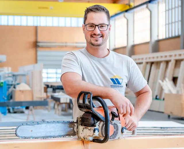 Maximilian Kieslinger (28) kommt aus Freinberg und hat bei Weisshaidinger die Lehre zum Zimmerer und Zimmereitechniker absolviert. Seit heuer 2026 bildet er mit Betrieb selbst die Lehrlinge aus.  | Foto: Weisshaidinger Holzbau