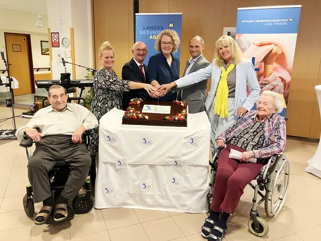 Beim Anschneiden dabei waren Bewohner Josef Schopf und Bewohnerin Maria Czech sowie die Ehrengäste und die Leitung des PBZ Laa/Thaya. | Foto: PBZ Laa