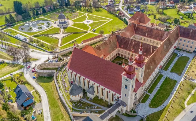 Das Stift St. Lambrecht samt Stiftsgarten.