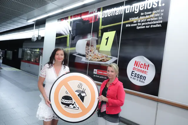 Die damalige und heutige Öffi-Stadträtin Ulli Sima (l., SPÖ) im Jahr 2019 zusammen mit und Wiener-Linien-Geschäftsführerin Alexandra Reinagl bei der Präsentation zum Essverbot in der U6. (Archiv) | Foto: PID/Christian Fürthner