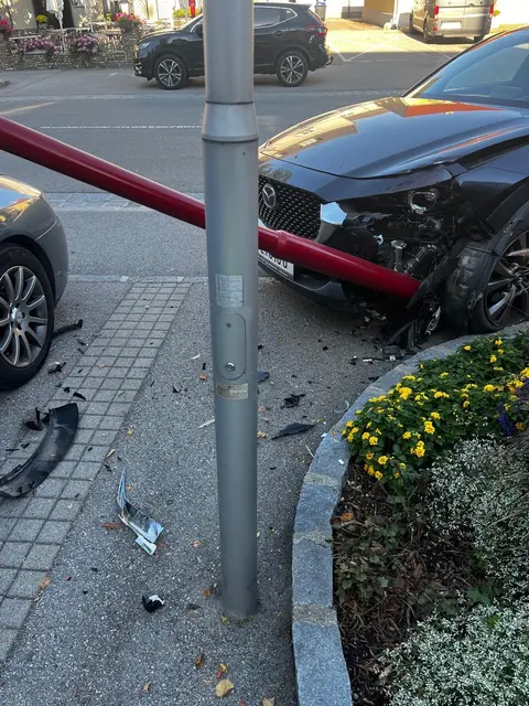 Der PKW kam von der B39 ab und prallte gegen eine Straßenlaterne.