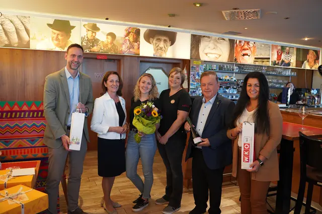 Stadtrat Tom Weiss, Wirtschaftskammer-Obfrau Anne Blauensteiner, Alexandra Bohmann, Laura Schüpany, Bürgermeister Franz Mold und Bezirksvorsitzende von Frau in der Wirtschaft Dagmar Zinner (v.l.). | Foto: Evi Leutgeb