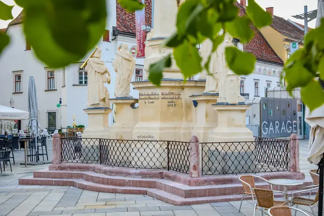 Das restaurierte Originalgitter ist zurück: Nach fast 30 Jahren schützt die historische Einfriedung wieder die Pestsäule am Leobener Hauptplatz. | Foto: Armin Russold