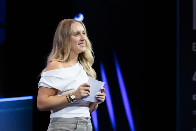 Laura Grabner präsentiert ihre Arbeit zur Wirkung KI-generierter Models auf der Bühne. | Foto: Johannes Brunnbauer
