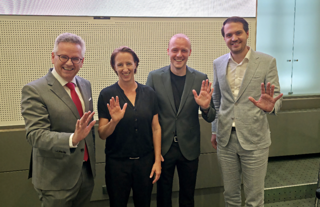 Gebärdensprachenübersetzung hält Einzug im Kärntner Landtag: Erster Landtagspräsident Andreas Scherwitzl, Eva Sacherer, Philipp Höfer, SPÖ-Klubobmann Luca Burgstaller mit der Gebärde für "Hallo". | Foto: KK