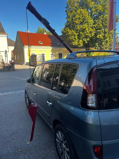 Neben dem Unfallfahrzeug wurde auch der abgestellte PKW beschädigt.