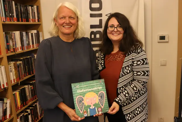 So groooß sind Elefantenohren - Gudrun Rönfeld, Bianca Angerer (v.l.) | Foto: Gerhard Langmann