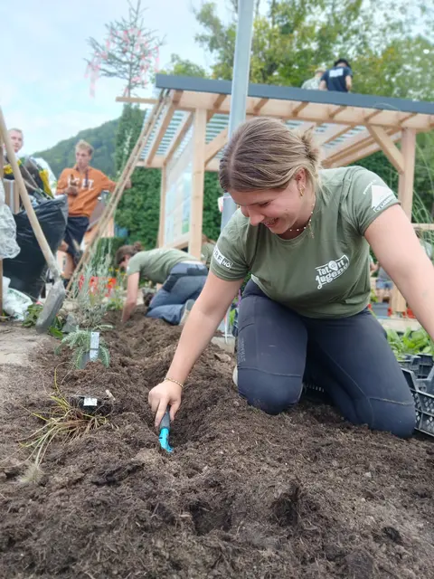 Auch für mehr Grün wurde gesorgt: Neue Pflanzenflächen und Kletterpflanzen beleben den Platz. | Foto: Landjugend Kirchberg