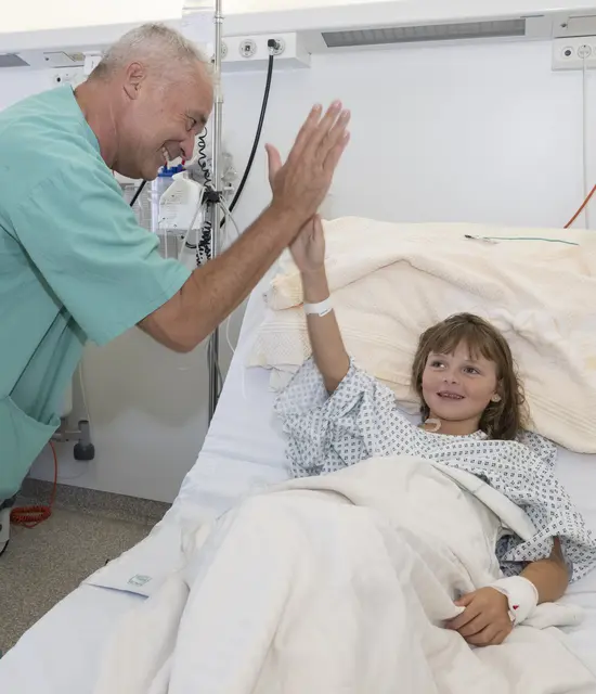Uniklinik-Chef Holger Till mit Vanessa Strigl.