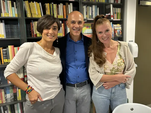 Mit einem breiten Programm bringt die "Società Dante Alighieri" ein Stück Italien in das herbstliche Salzburg. Im Bild: Giorgio Simonetto mit den Kursleiterinnen Marina Salogni (links im Bild) und Annarita Poliseno. | Foto: Lisa Gold
