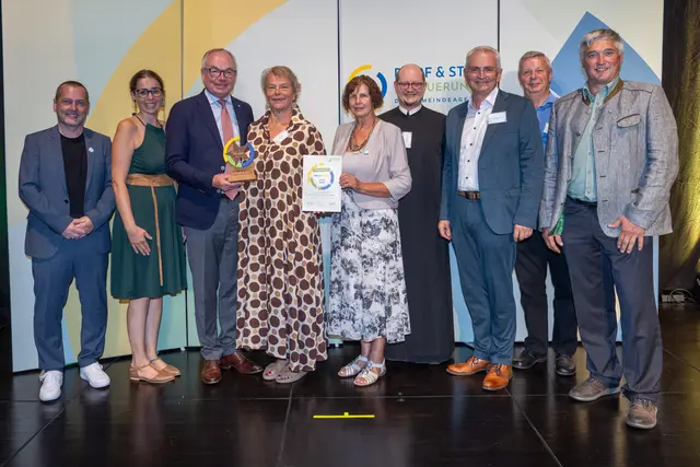 Mag. Hannes Wischenbart,  Bgm. Lisa Schallauer , LH-Stv. Stephan Pernkopf,
Mag. Anita Auer, Obfrau Maria Forster, Pater Vitus Weichselbaum,
Mag. Andreas Geierlehner, Gottfried Übellacker, Vzbm. Leopold Kromoser | Foto: Dorf- &amp; Stadterneuerung/Josef Bollwein