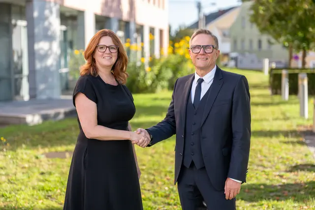 Christian Peinbauer, der in den Ruhestand tritt, übergibt seine Agenden an die neue Direktorin der Schulen für Gesundheits- und Krankenpflege Rohrbach, Freistadt und Schärding, Claudia Schmid | Foto: OÖG