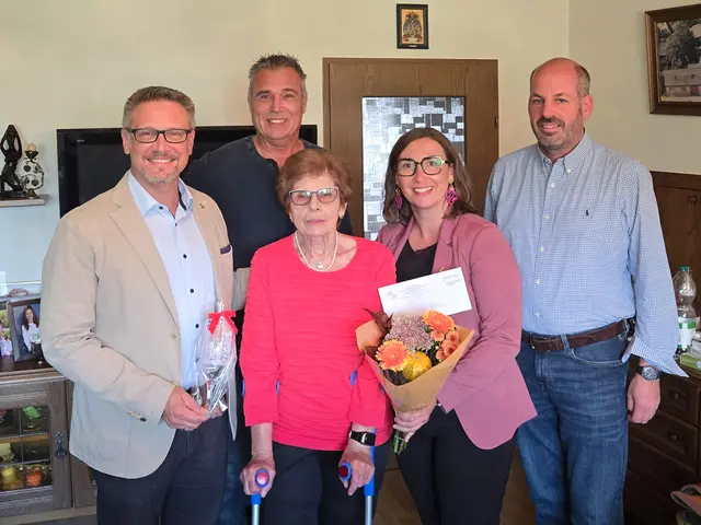 Bürgermeister Clemens Nagel, Vizebürgermeisterin Helena Franges-Vidovic und GGR Alexej Prosoroff mit der Jubilarin und Sohn. | Foto: Gemeinde