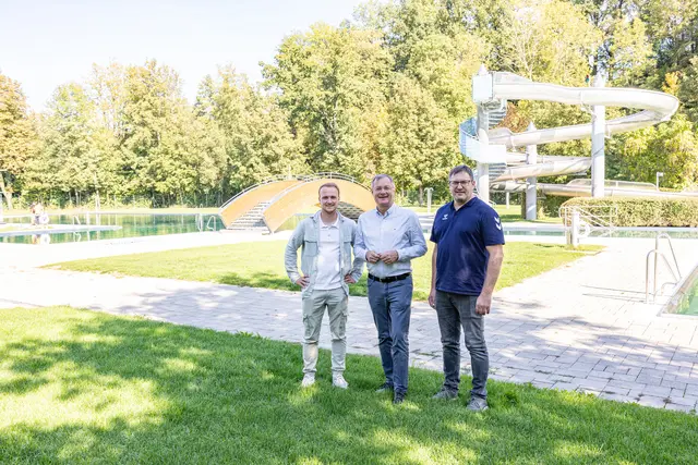Bürgermeister Bernhard Zwiehner (Mitte) mit den Verantwortlichen der Stadtgemeinde Niklas Stummer (links) und Stefan Reifetshammer (rechts). | Foto: Julia Haase/Stadtamt Ried