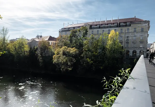 Die damalige Ersatzbrücke wurde 1975 einige Meter weiter südlicher der Tegetthoffbrücke angelegt, heute wäre das aufgrund des verwachsenen Murufers wohl ohnehin nicht mehr möglich. | Foto: Konstantinov