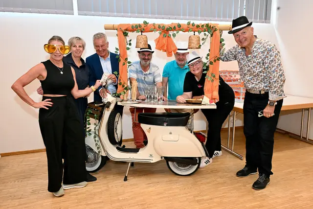 Starke Dekoration und tolle Requisiten für Verena Covi, Danja Sapper, Bgm. Peter Lobenwein, Pfarrer Christoph Pernter, Pfarrer i.R. Bernhard Gross, Lilly Staudigl und Obmann Alois Holjevac (v.l.n.r.) | Foto: Hassl