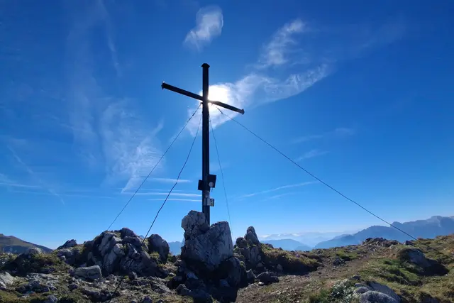 ...sonnendurchflutetes Gipfelkreuz am Pitschenberg.