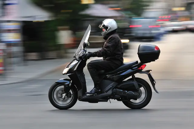 Ab 1. Oktober fallen E-Mopeds nicht mehr unter das Fahrradrecht – sie müssen nun auf die Straße. Auch im Bezirk Spittal kommt es zu verstärkten Kontrollen. | Foto: stock.adobe.com/Ungor