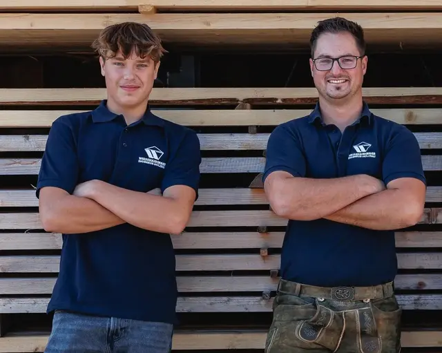Maximilian Kieslinger (rechts) mit Lehrling Daniel Gruber. | Foto: Weisshaidinger Holzbau