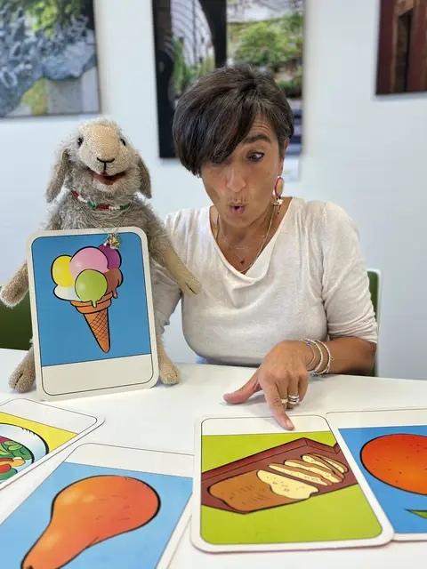 Kursleiterin Marina Salogni gibt Italienisch-Kurse für Kinder und vermittelt die Sprache spielerisch. | Foto: Lisa Gold