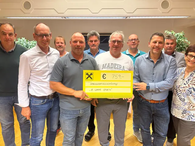 Das Team der ÖVP Bleiburg mit Anton Polzer, dem Initiator der Aktion (4. v. r.), und dem Spendenscheck | Foto: Privat