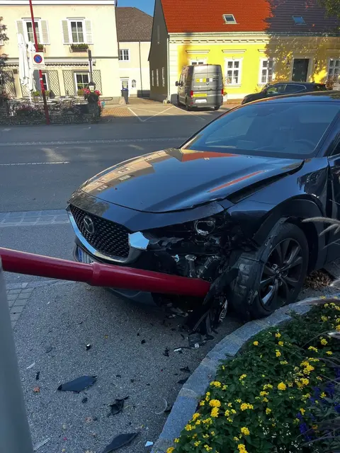 Die Einsatzkräfte sicherten die beschädigte Straßenlaterne nach dem Unfall.