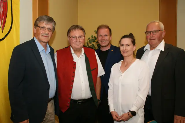 (Von links:) BM Johann Holzmann, Altbürgermeister Franz Josef Kern, LTA Fabio Halb, Beate Decker - SPÖ Geschäftsführerin im Bezirk Jennersdorf und der erste Gemeindevorstand Manfred Redl. | Foto: Anna Kaufmann