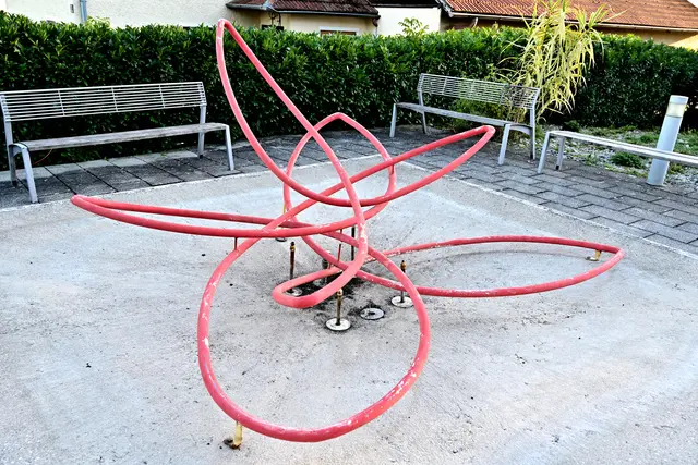 Brunnenskulptur "Rose" von Robert Kabas vor der Mittelschule in Seitenstetten | Foto: Hans-Peter Kriener