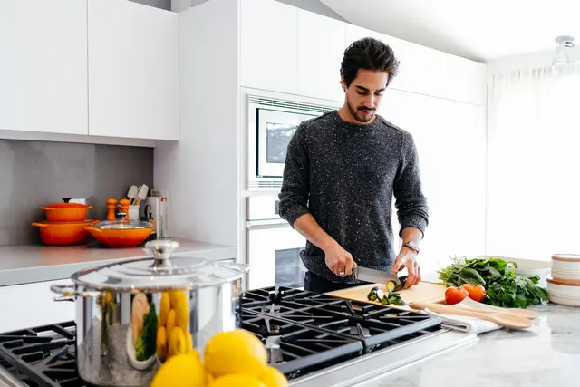 Frisch kochen statt Fertigessen: So sorgst du für mehr Genuss und wertvolle Nährstoffe. | Foto: Unsplash