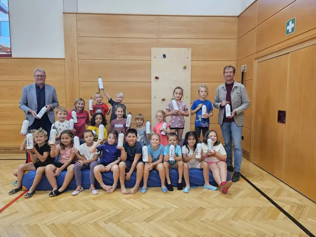 Die Erstklässler der VS St. Johann mit Direktorin Gabriele Leikauf, Stadtrat Klaus Penz und Stadtwerke-Beiratsvorsitzendem Karl Heinz Smole. | Foto: Privat/KK