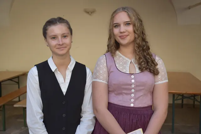 Moderiert wurde der Eröffnungsakt von den beiden Schülerinnen der dritten Klasse, Nora Dworschak aus Leutschach an der Weinstraße und Adriana Spath aus Wildon. | Foto: MeinBezirk/W. Fischer